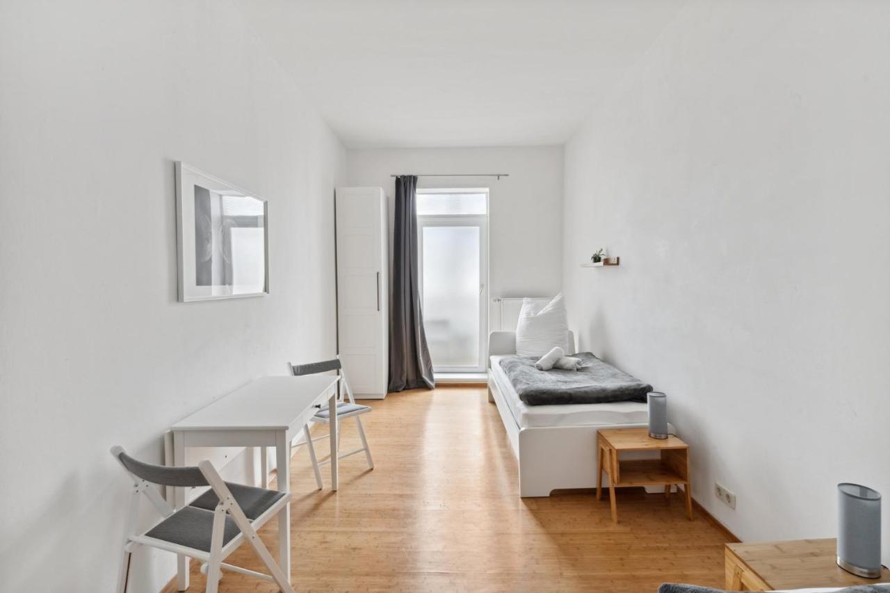 Apartment Fuer 13 Gaeste, 5 Schlafzimmer, 2 Baeder, 2 Loggia'S, Leipzig Zentrum Ost ภายนอก รูปภาพ